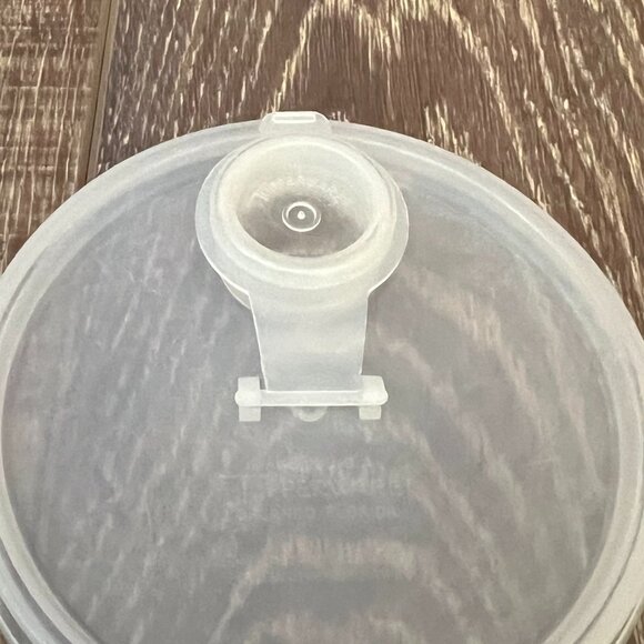 Tupperware Juice Container with Lid - Picture 11 of 11